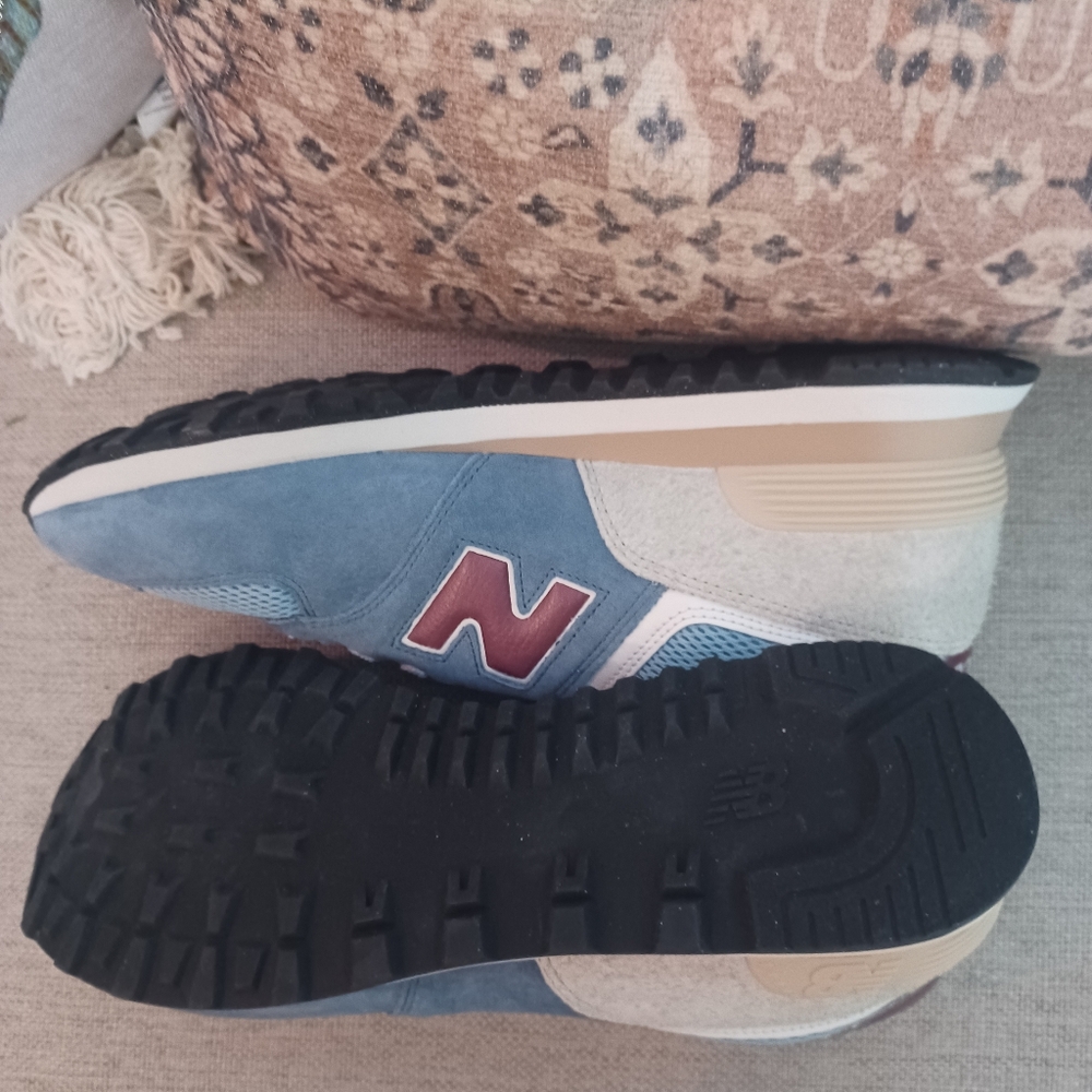 New Balance 574 Unisex Sneakers in Blue and Burgundy - Picture 5 of 8